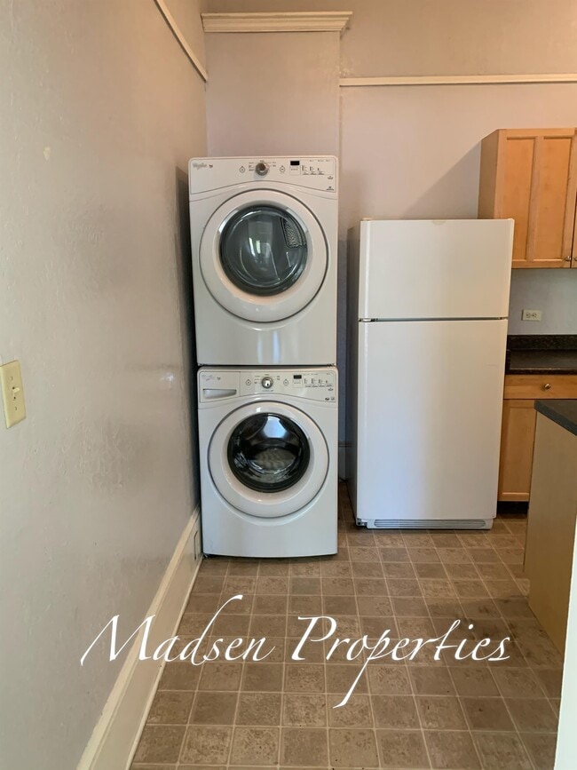 Building Photo - 397 E 6th St