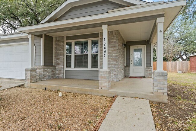 Building Photo - Charming 3-Bedroom Home in Carriage Hills ...