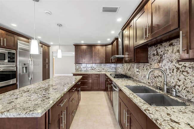 Building Photo - 633 Solar Isle Dr