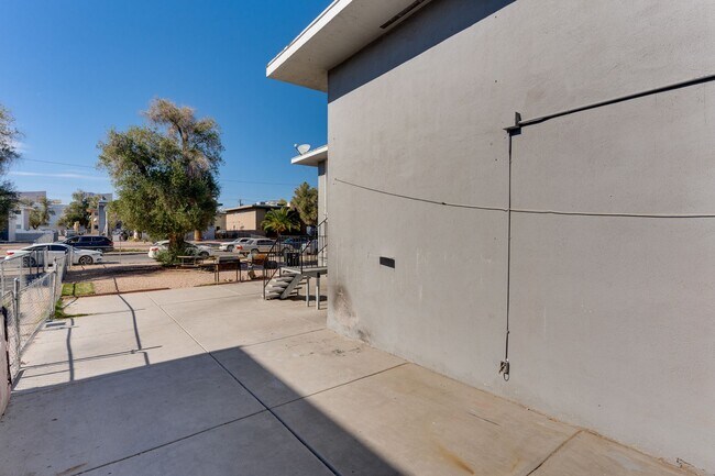 Building Photo - Bright & Spacious 2-Bedroom Upstairs Unit ...