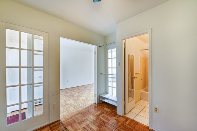 Building Photo - Charming & Bright Junior One Bedroom at Ri...