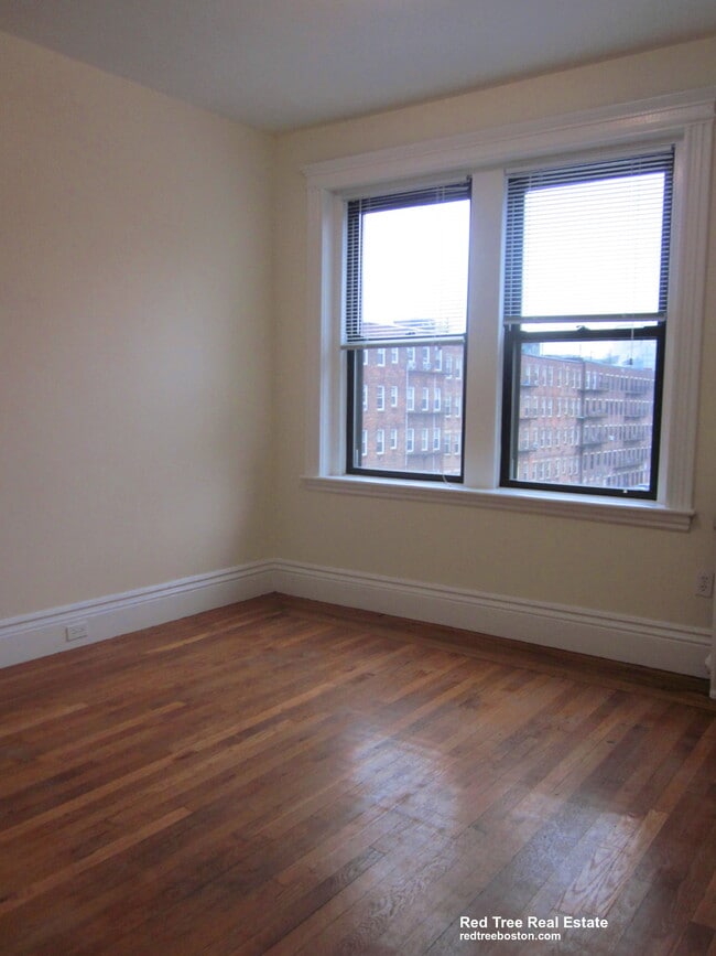 Building Photo - 31 Park Dr