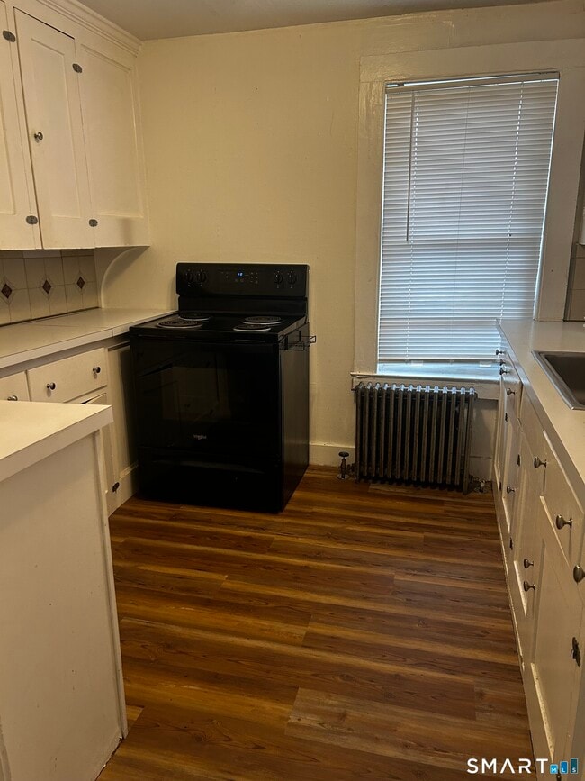 Building Photo - 18 Devine St