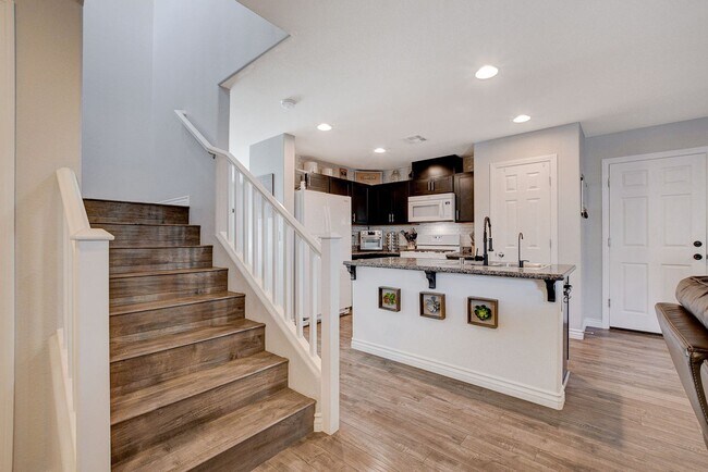 Building Photo - Stunning 3 Bed Home with Loft, Den & Upgraded Kitchen