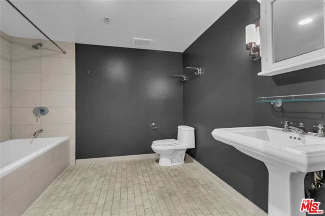 Building Photo - 510 S Hewitt St