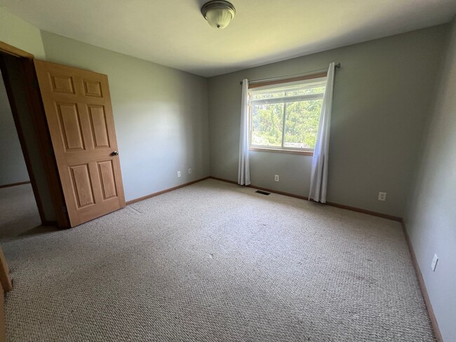 Building Photo - Spacious Duplex in Walker! Two Stall Garage!