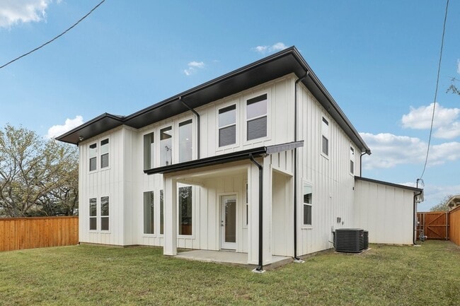 Building Photo - 1713 Highland Dr W