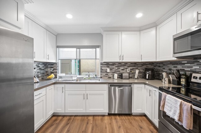 Building Photo - 3 bed 2 bath move-in ready unit.