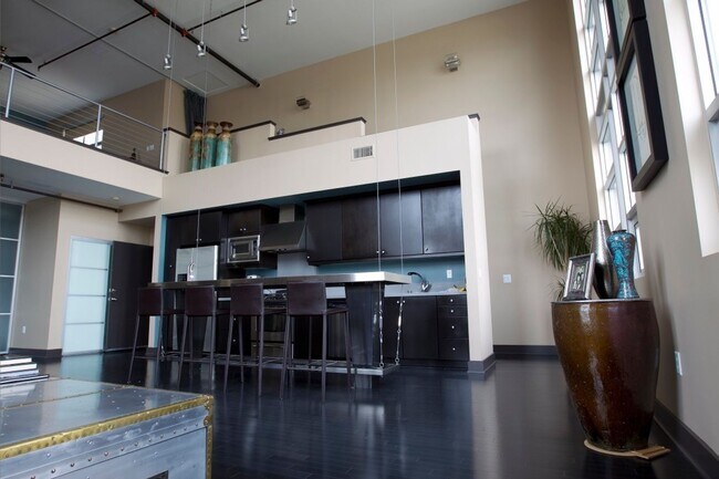 Building Photo - MOVE IN READY  Fully Furnished **Gorgeous ...