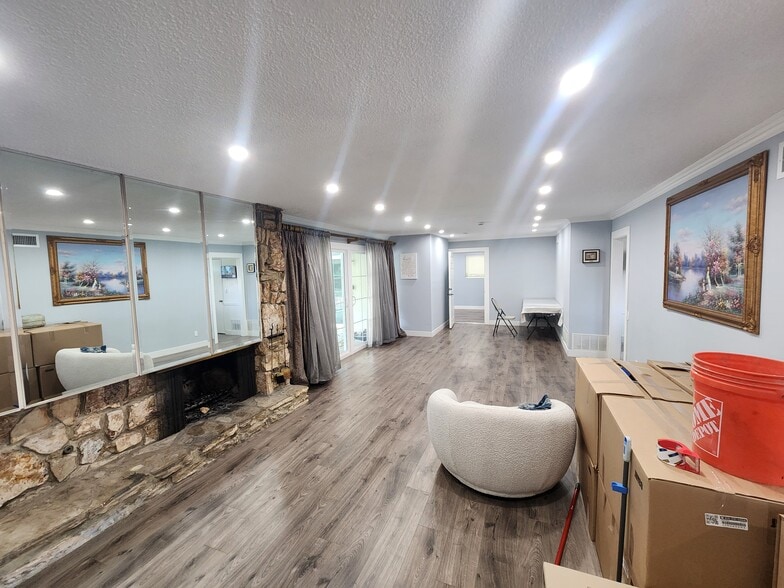 Building Photo - 11665 Babbitt Ave