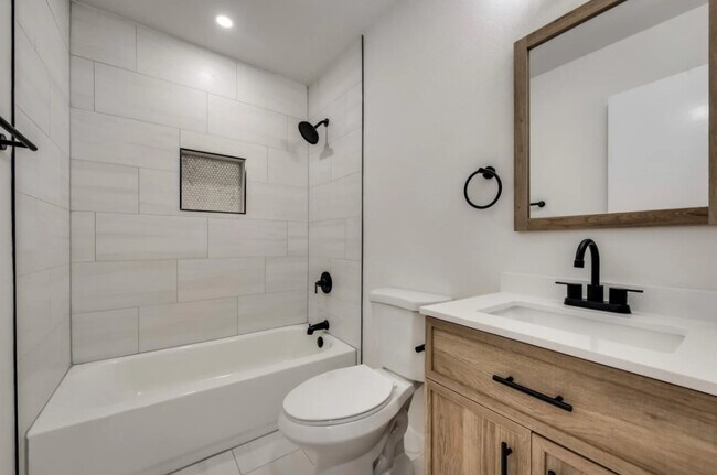 Building Photo - 1004 Darnell Ave