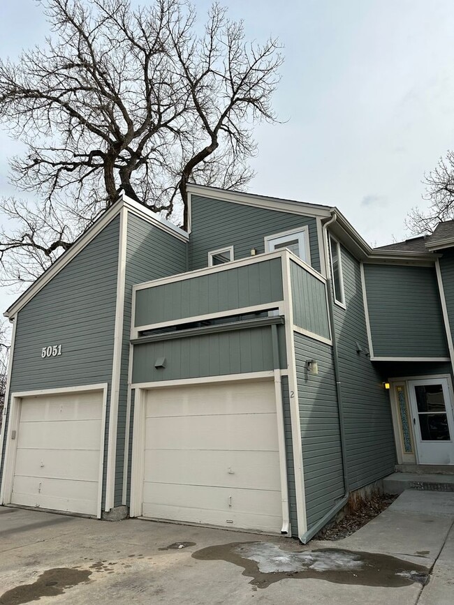 Building Photo - Newly Updated Townhome with Three Balconie...