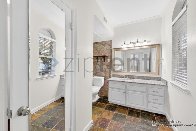 Building Photo - 6318 Richmond Ave