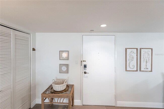 Building Photo - 1055 W Peppertree Dr