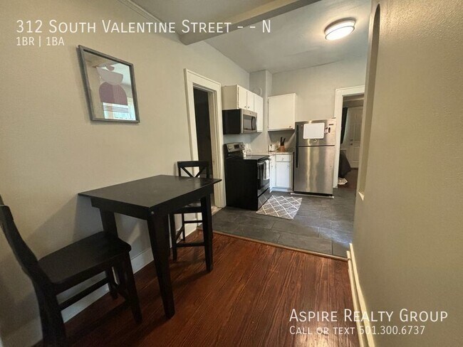 Building Photo - 312 S Valentine St