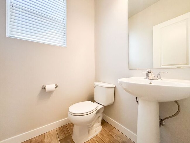 Building Photo - Stunning and Spacious 3BR 3BA Townhouse w/ Quartz Kitchen + Garage Parking + Modern Finishes in E...