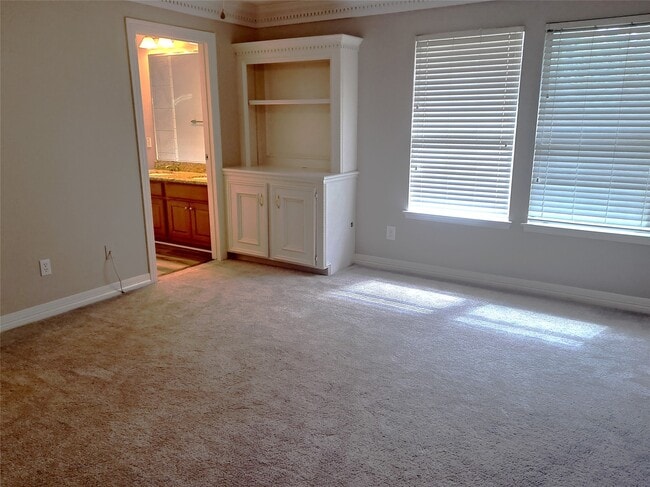 Building Photo - 3206 River Valley Dr