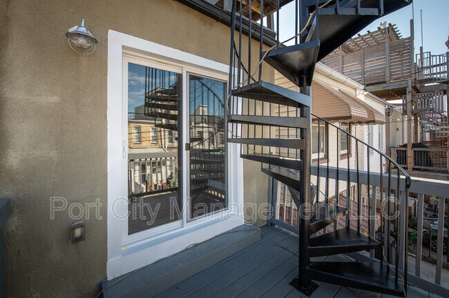 Building Photo - 724 S Ellwood Ave