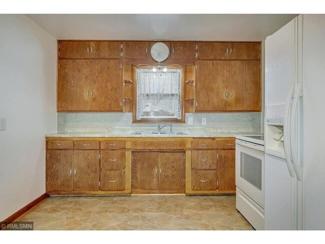 Building Photo - 3 bedroom 2 bathroom house with detached g...