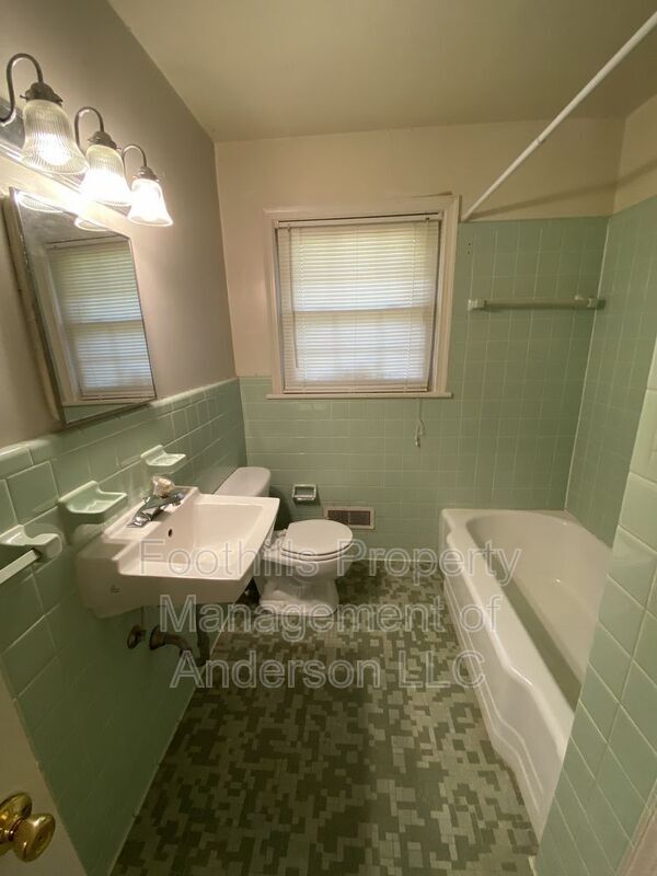 Building Photo - 401 Shannon Way