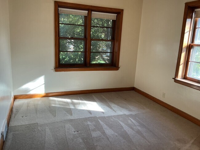 Building Photo - 2865 N Hartung Ave