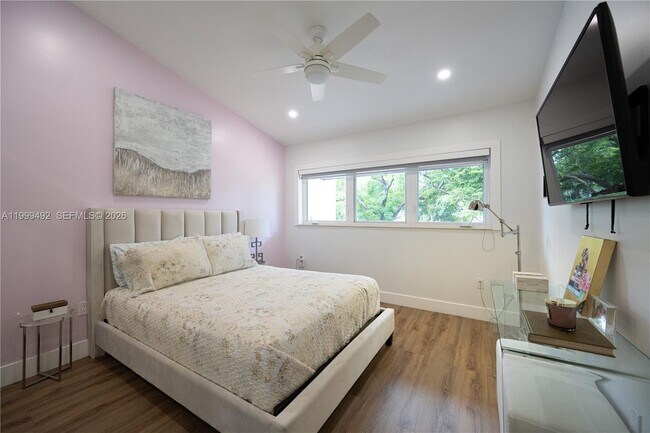 Building Photo - 7125 Los Pinos Blvd