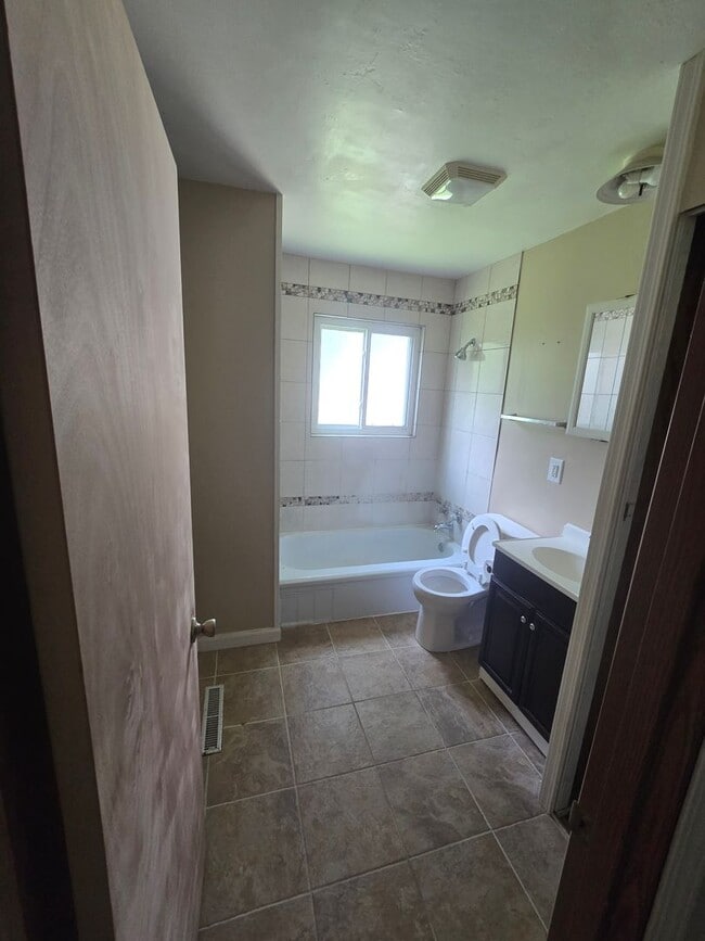 Building Photo - 3 Bedroom 1 Bathroom 1375.00