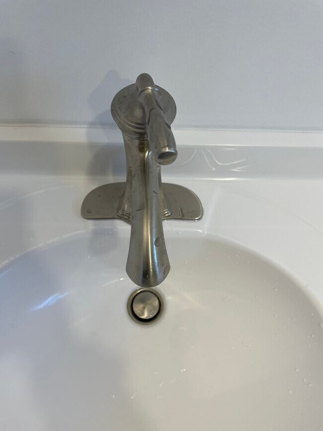 Building Photo - NO BROKER FEES !! BRAND NEW FULLY RENOVATED TWO  BEDROOM UNIT IN TOP COMMUTER LOCATION !!!