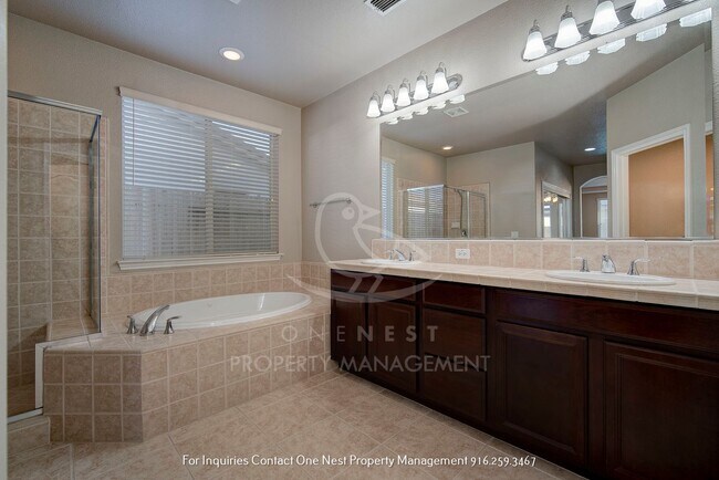 Building Photo - Fantastic - one of a kind 5 bdrm 4 bth home with pool