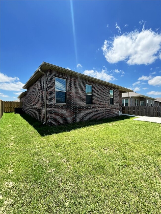 Building Photo - 2060 Periwinkle Pl