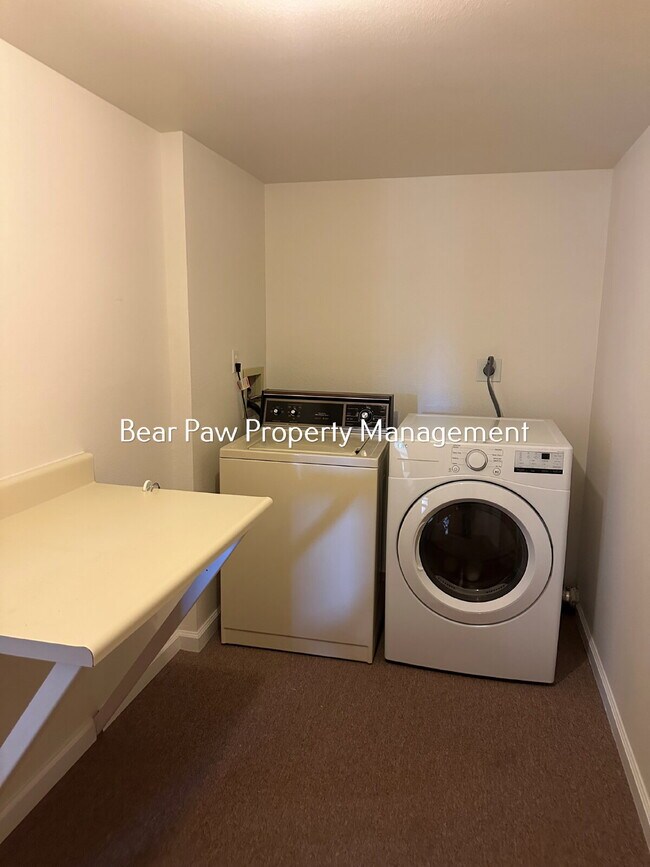 Building Photo - Charming 2-Bed Townhome in North Evergreen!