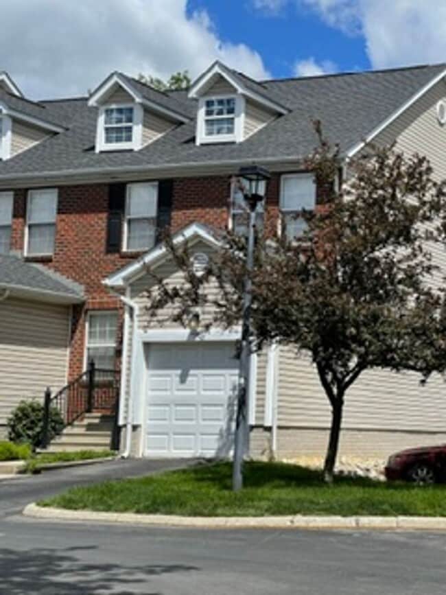 Building Photo - Beautiful end condo in great Powell location!!