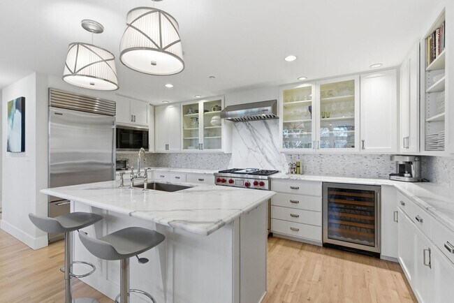 Building Photo - Boutique Bainbridge Condominium