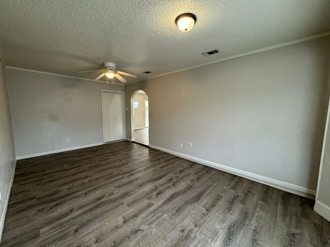 Building Photo - 1402 Hammond Dr