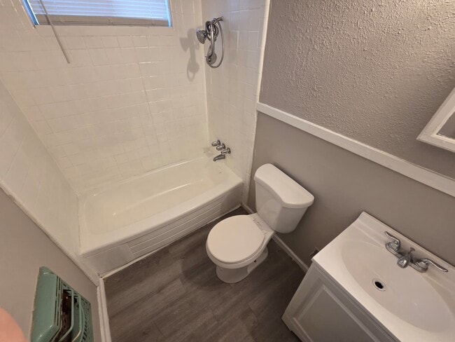 Building Photo - 1352 Dianne Dr