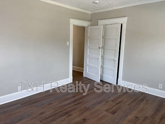 Building Photo - 3130 N Park Ave