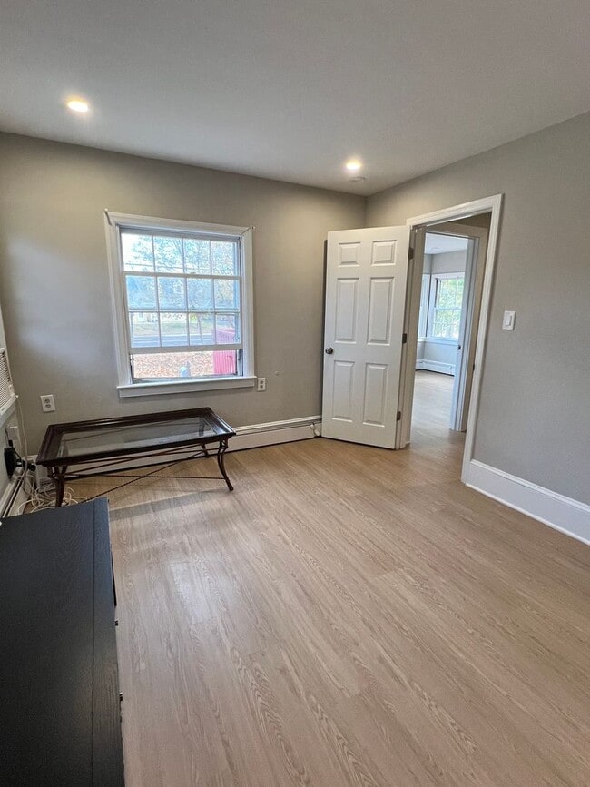 Building Photo - Pennington Rd, Ewing, NJ – 6BR / 2BA. Large single-family home near TCNJ with spacious driveway