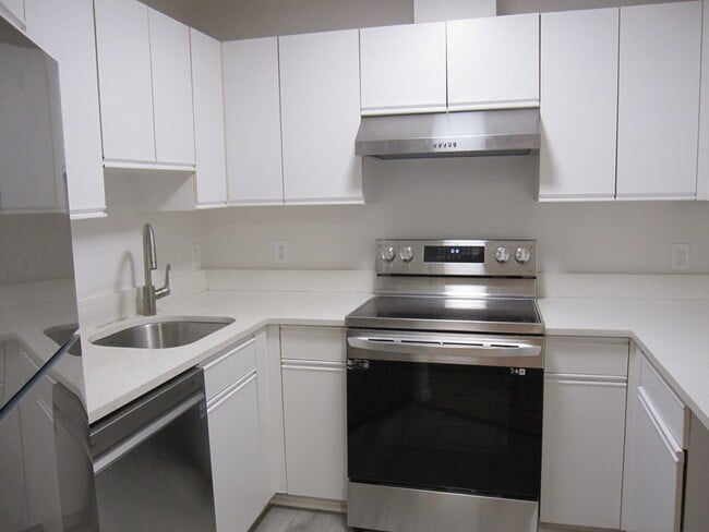 Building Photo - 677 Quincy Shore Dr