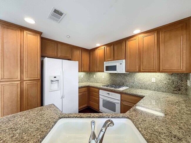 Building Photo - Spacious 2B/2.5BA Tri-Level Townhouse w/ 2...