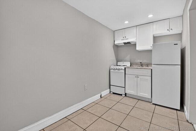 Building Photo - 885-887 7th St