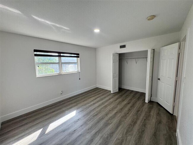 Building Photo - 2120 NE 42nd Ct