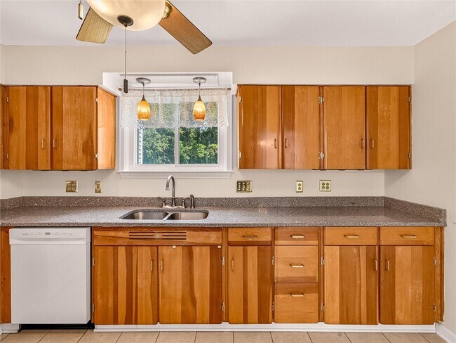 Building Photo - 82 Clovercrest Dr