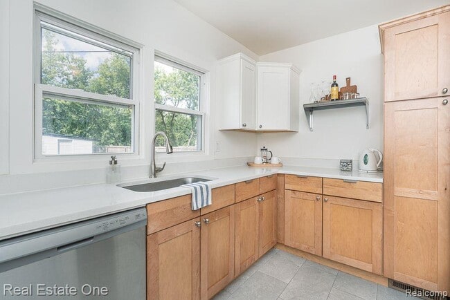 Building Photo - 2392 W Auburn Rd