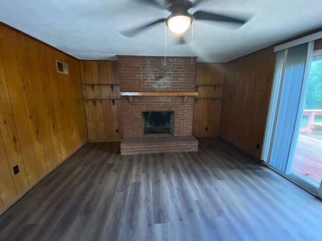 Building Photo - Welcome to Blueberry Hills located off Nicholasville Rd     20260615