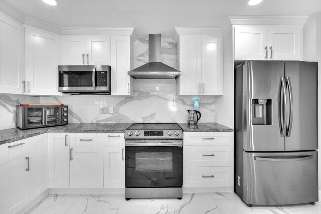 Building Photo - 4406 SW 37th Ave