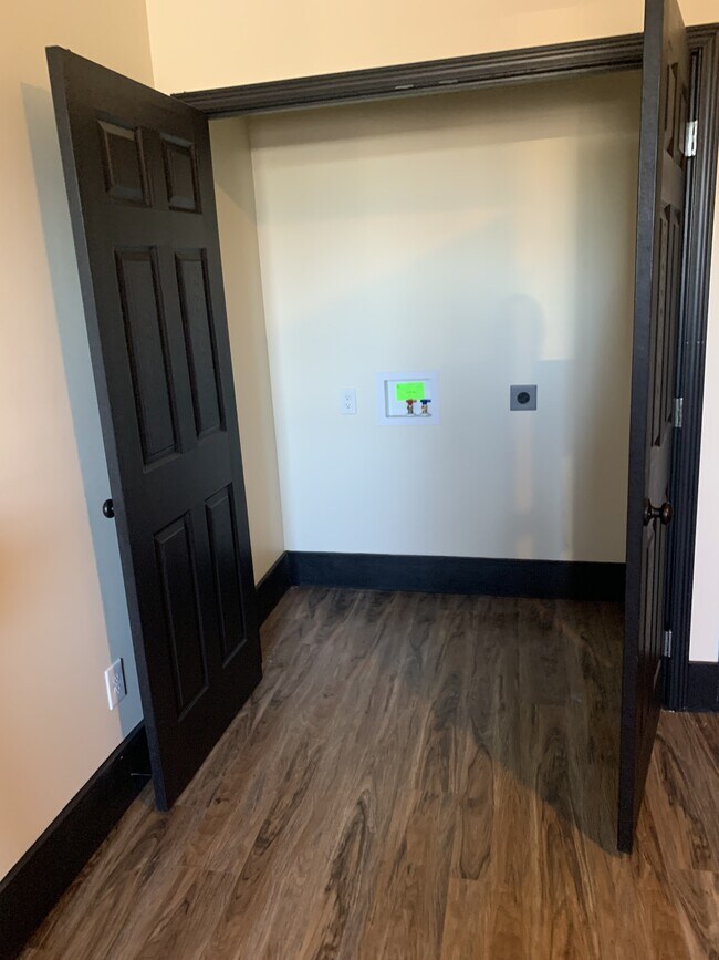 Building Photo - 103 S Main St