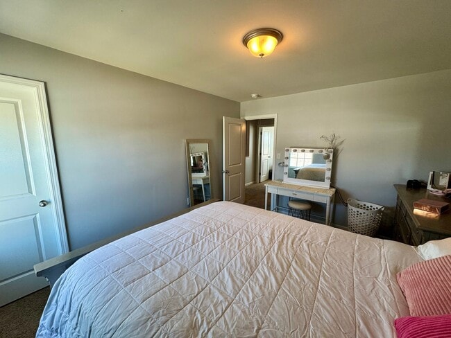 Building Photo - Beautiful 5BR/3BA Home in Roberta Ridge