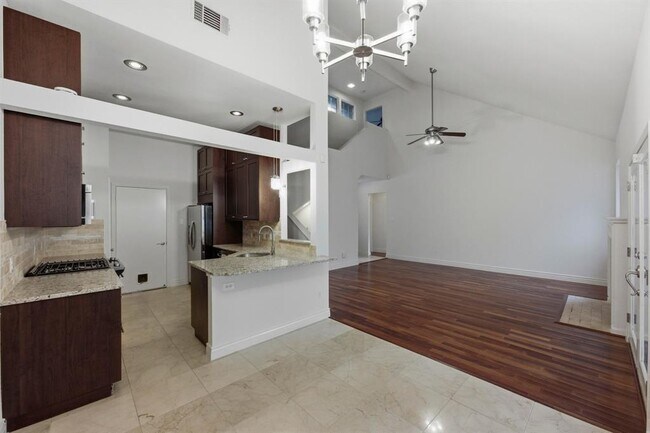 Building Photo - 9312 Roxanna Dr