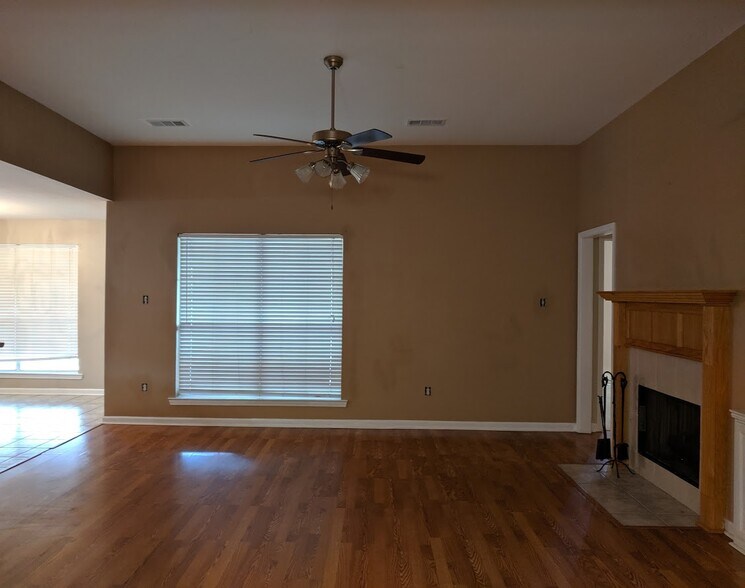 Building Photo - 36044 Raleigh Dr