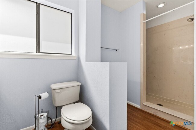 Building Photo - 204 Oak St